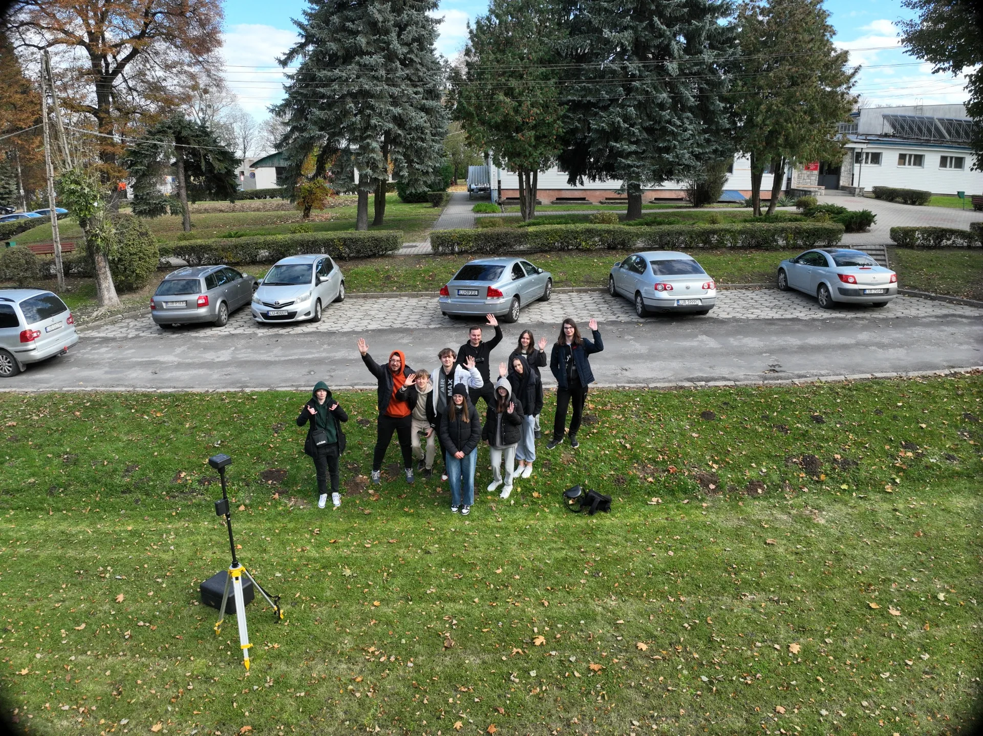 Grupa uczestników szkolenia podczas zajęć terenowych