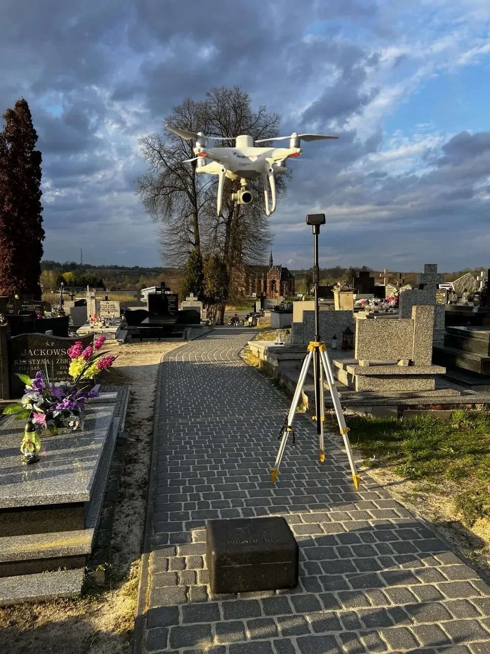 Dron podczas prac terenowych nad cmentarzem